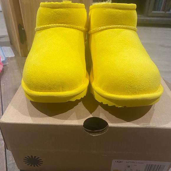 NIB UGG KIDS CLASSIC ULTRA MINI - Picture 3 of 8